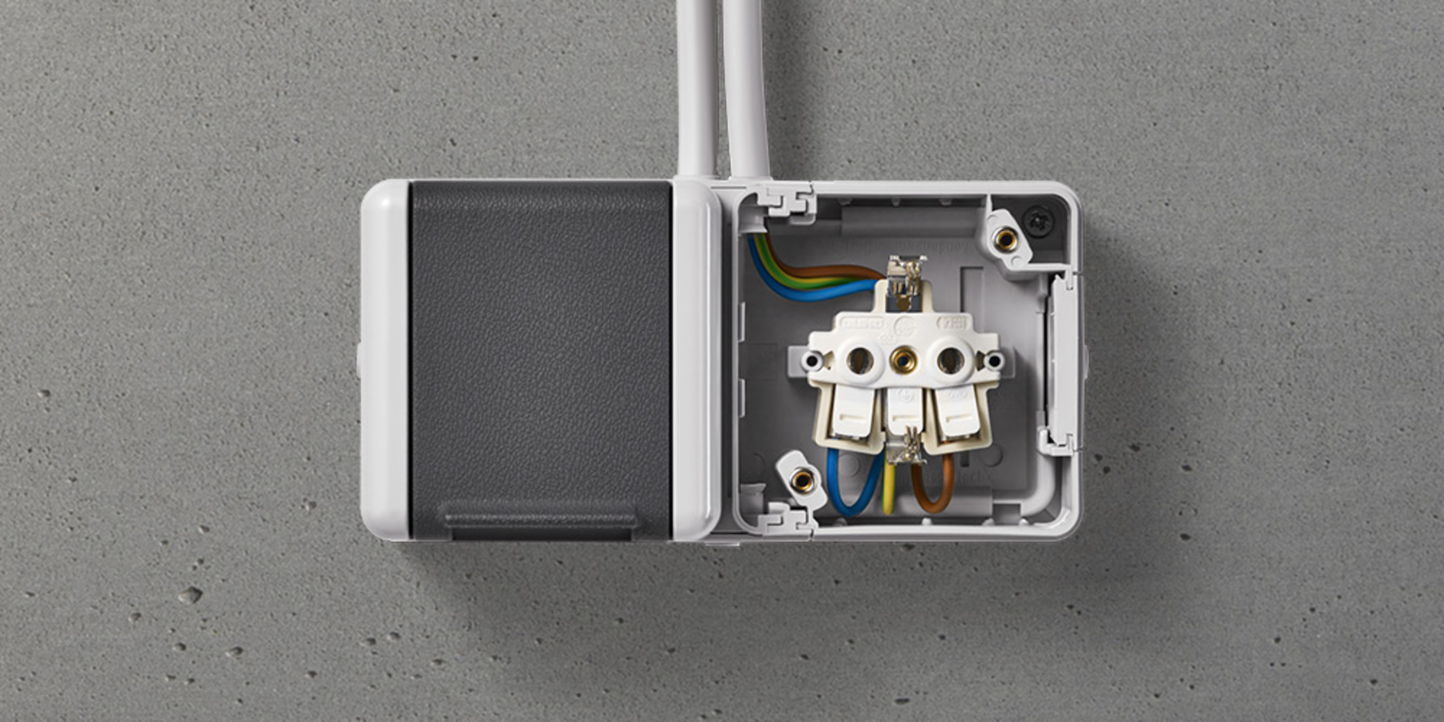 Doppelsteckdose mit Trennsteg bei Becker & Becker Elektrotechnik GbR in Trebur